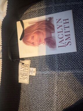 Jaclyn Smith Navy and White Textured Knit Pullover